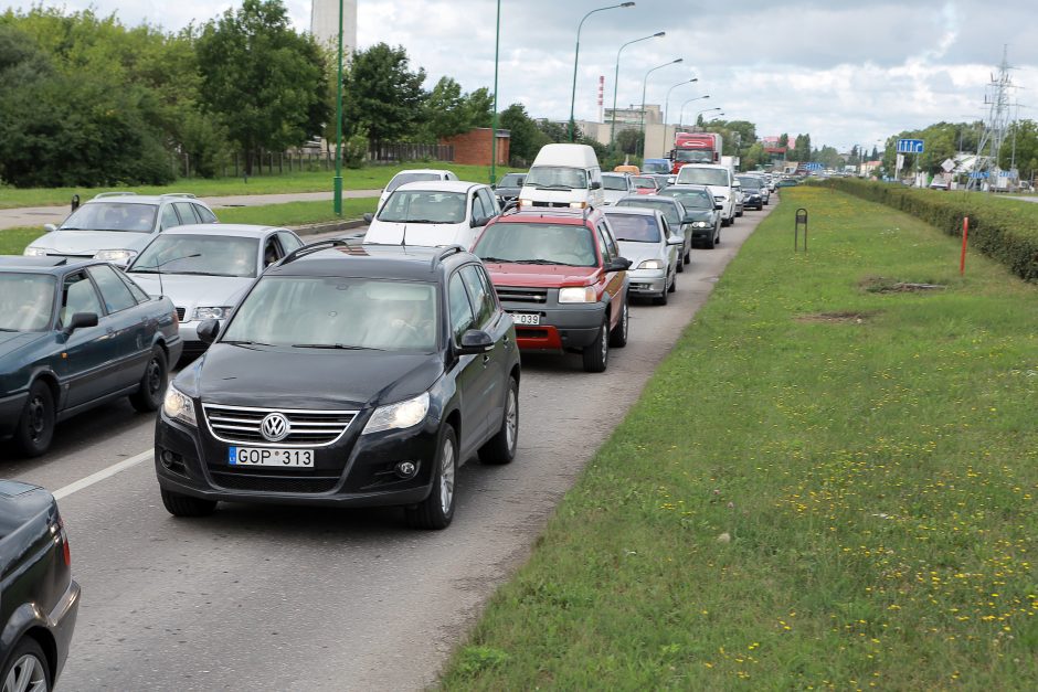 Baltijos prospekto ir Šilutės plento žiedinėje sankryžoje susidarė kamščiai