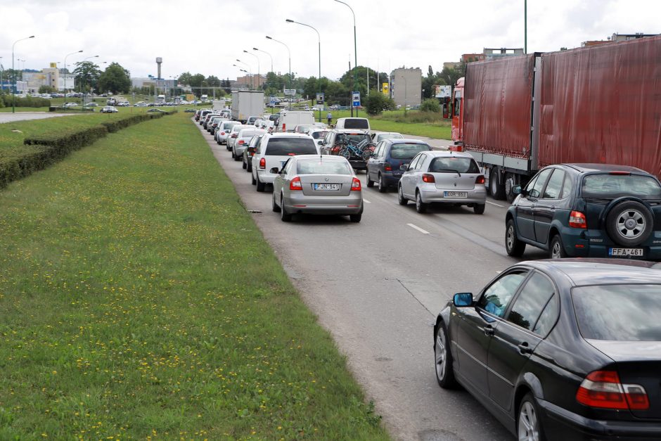 Baltijos prospekto ir Šilutės plento žiedinėje sankryžoje susidarė kamščiai