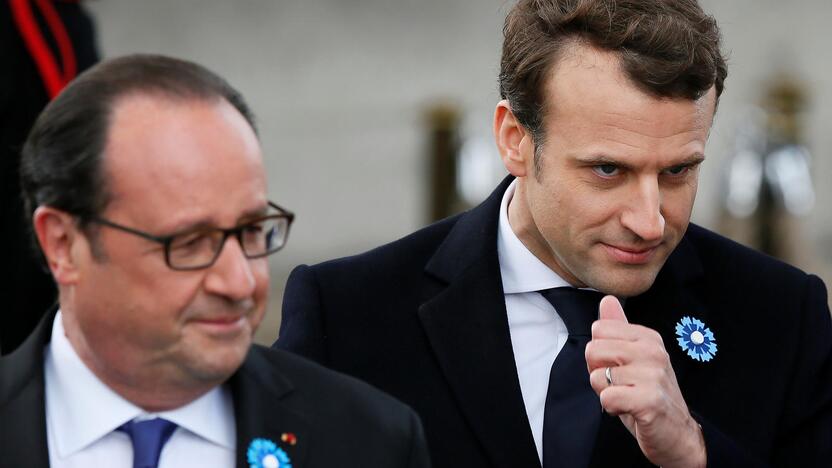 Emmanuelis Macronas (dešinėje) ir Francois Hollande (kairėje)