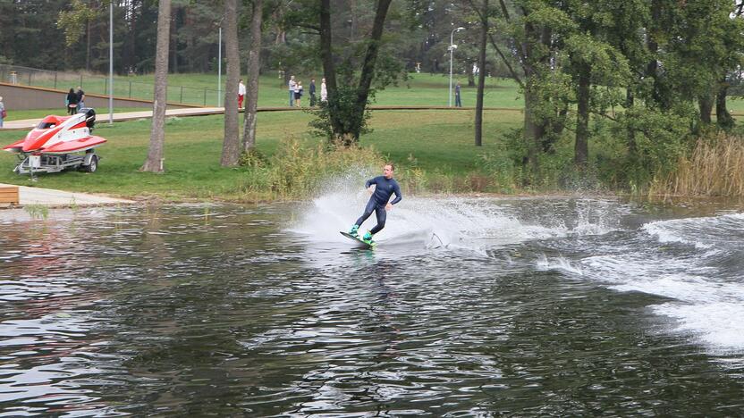 Zarasuose – didžiausias Baltijos šalyse vandenlenčių parkas