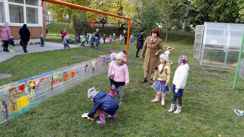 Darželiui "Dobiliukas" padovanotas šiltnamis