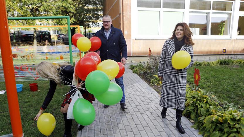 Darželiui "Dobiliukas" padovanotas šiltnamis