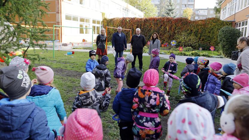 Darželiui "Dobiliukas" padovanotas šiltnamis