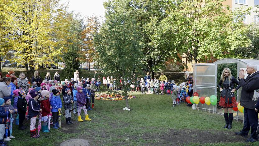 Darželiui "Dobiliukas" padovanotas šiltnamis