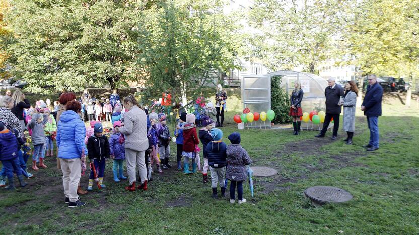 Darželiui "Dobiliukas" padovanotas šiltnamis