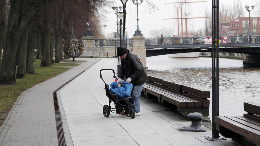 Lietaus nuotekų grotelės ir benamis