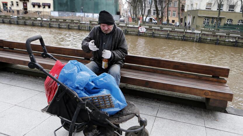 Lietaus nuotekų grotelės ir benamis