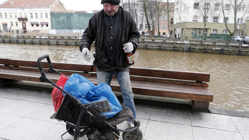 Lietaus nuotekų grotelės ir benamis