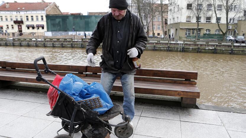 Lietaus nuotekų grotelės ir benamis