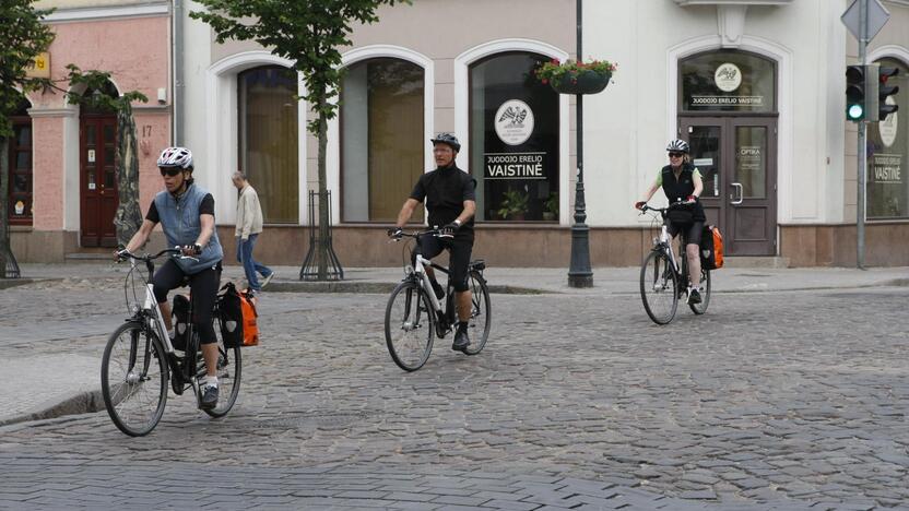 Vasarą sulaukiama gausesnio būrio dviračiais keliaujančių turistų