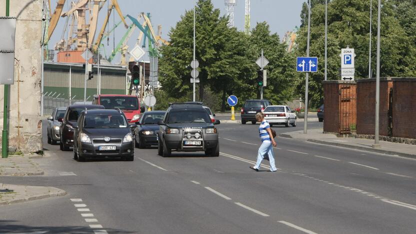 Nebeegzistuojančioje perėjoje pėsčiųjų tykojo pavojai