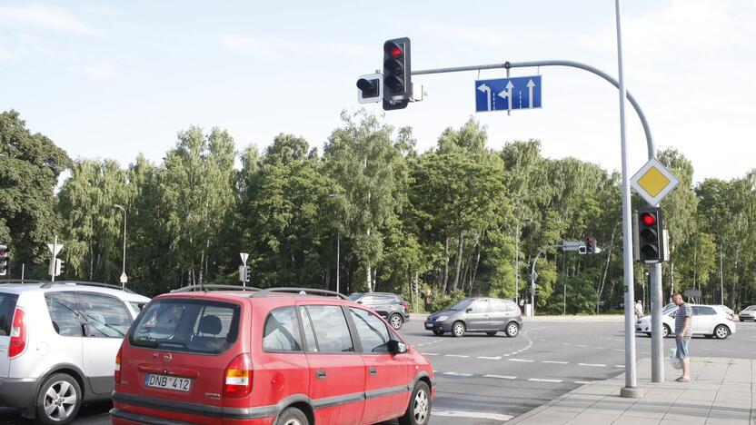 Ketvirtadienio rytą buvo pakeisti šviesaforo „akių“ stikliukai.