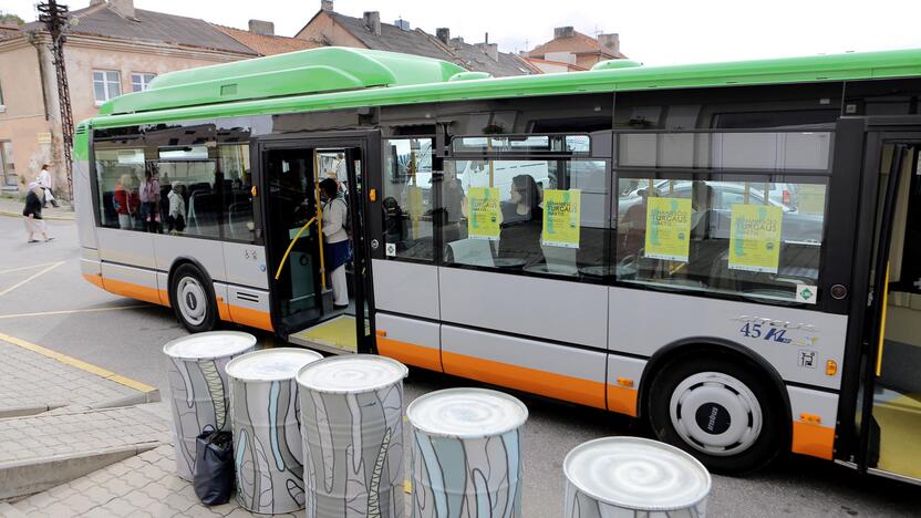 Jaunimo teatras papuošė autobusą