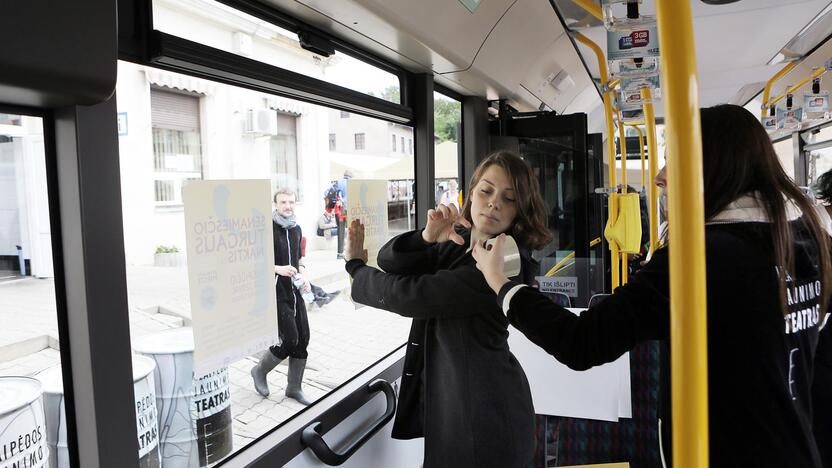 Jaunimo teatras papuošė autobusą