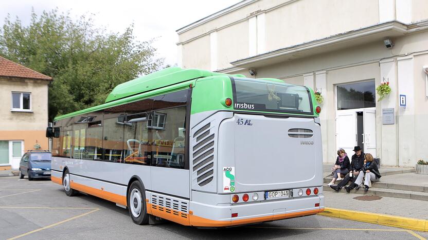 Jaunimo teatras papuošė autobusą