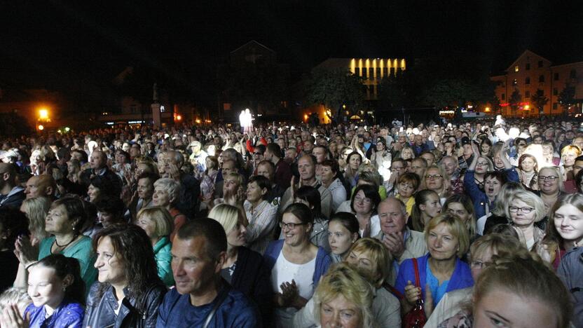 Naujai suskambėjusios dainos išjudino ir jaunimą, ir senjorus