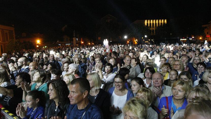 Naujai suskambėjusios dainos išjudino ir jaunimą, ir senjorus