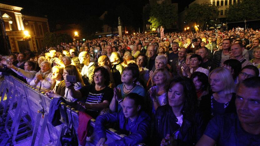 Naujai suskambėjusios dainos išjudino ir jaunimą, ir senjorus