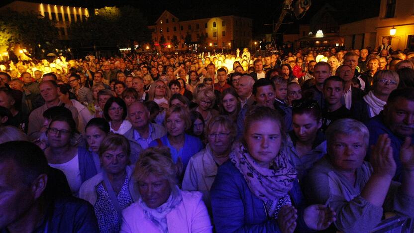 Naujai suskambėjusios dainos išjudino ir jaunimą, ir senjorus