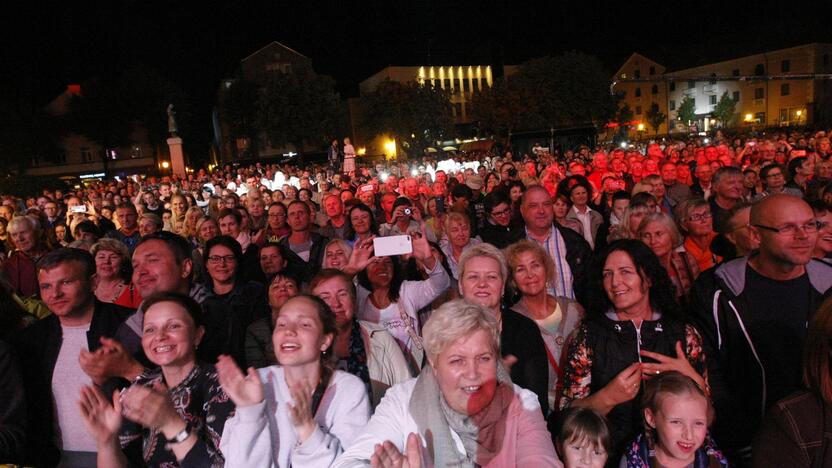 Naujai suskambėjusios dainos išjudino ir jaunimą, ir senjorus