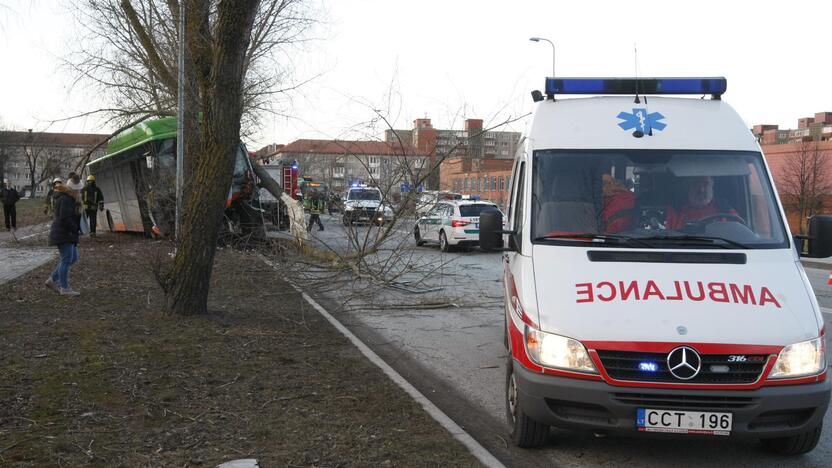 Kraupi avarija Klaipėdoje: autobusas rėžėsi į medį, sužeisti keleiviai 