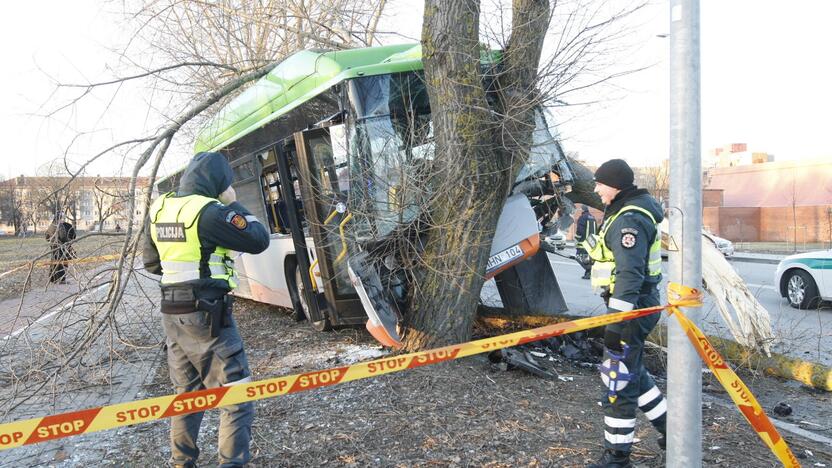 Kraupi avarija Klaipėdoje: autobusas rėžėsi į medį, sužeisti keleiviai 