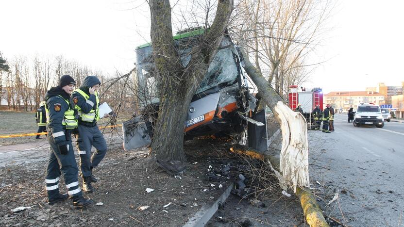 Kraupi avarija Klaipėdoje: autobusas rėžėsi į medį, sužeisti keleiviai 