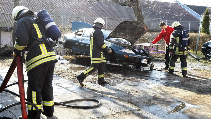 Automobilio gaisras Karklų gatvėje