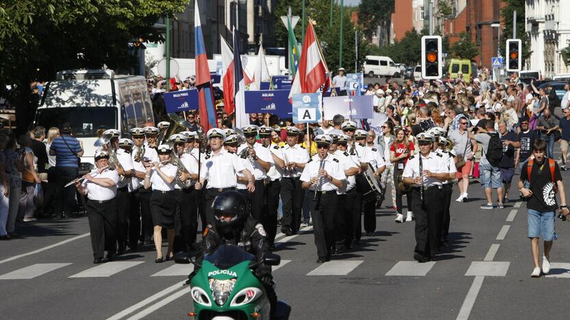 Burlaivių įgulų eisena Klaipėdos gatvėmis