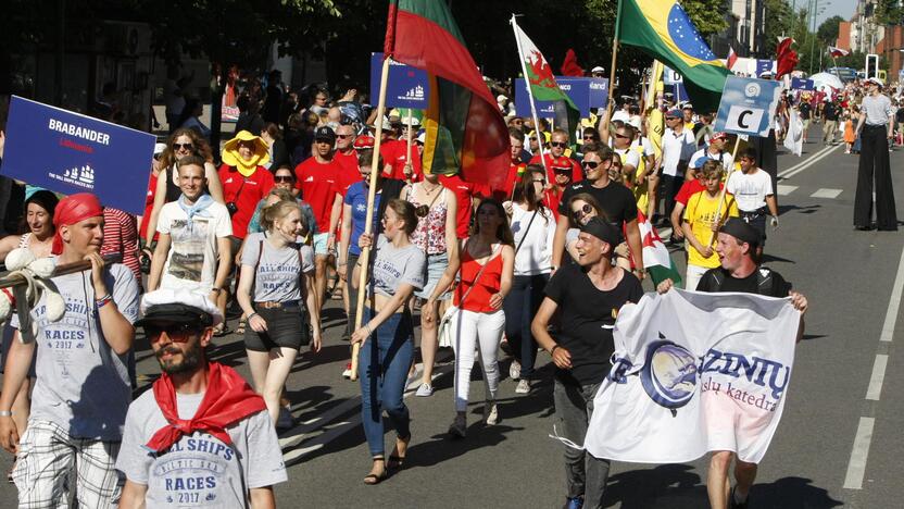 Burlaivių įgulų eisena Klaipėdos gatvėmis