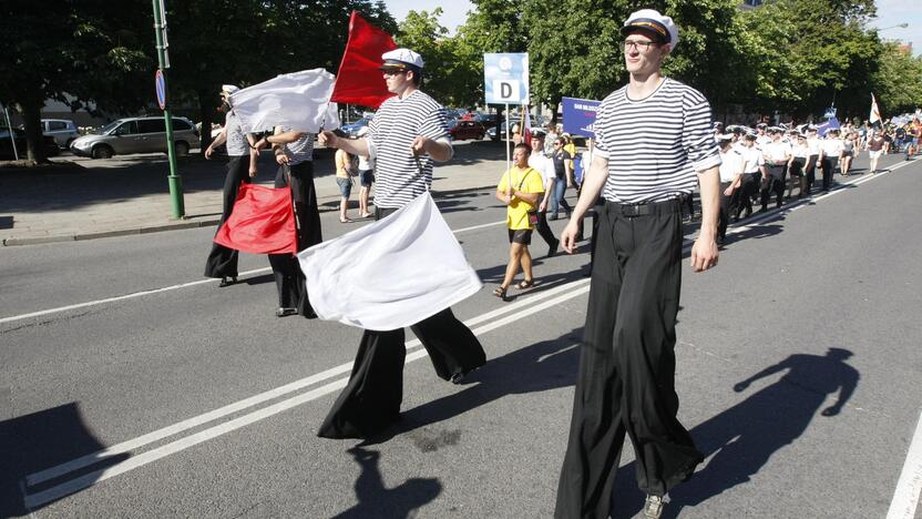 Burlaivių įgulų eisena Klaipėdos gatvėmis