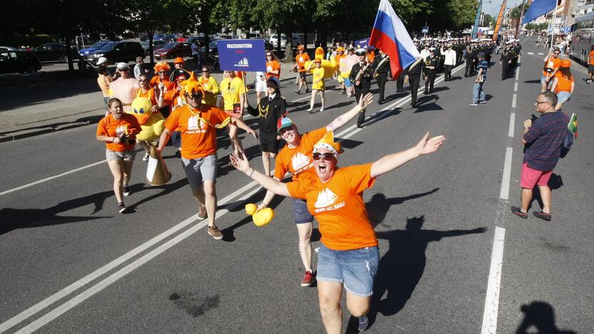 Burlaivių įgulų eisena Klaipėdos gatvėmis