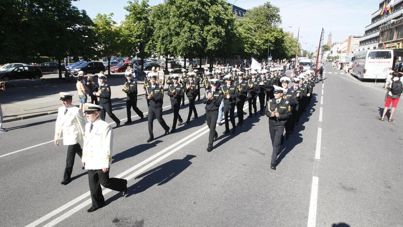 Burlaivių įgulų eisena Klaipėdos gatvėmis