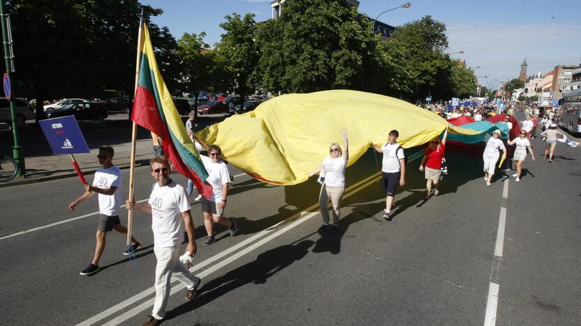 Burlaivių įgulų eisena Klaipėdos gatvėmis