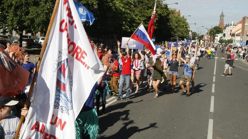 Burlaivių įgulų eisena Klaipėdos gatvėmis