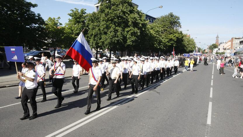 Burlaivių įgulų eisena Klaipėdos gatvėmis