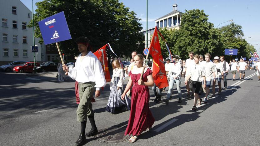 Burlaivių įgulų eisena Klaipėdos gatvėmis