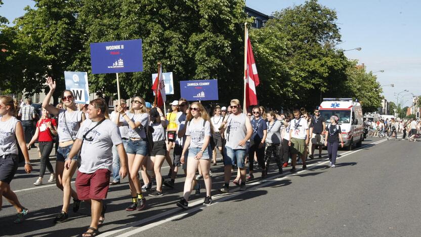 Burlaivių įgulų eisena Klaipėdos gatvėmis