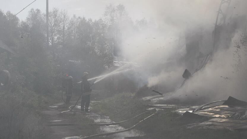 Klaipėdos rajone liepsnoja šieno prikrautas angaras