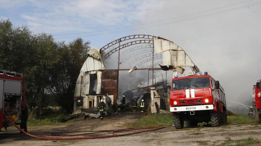 Klaipėdos rajone liepsnoja šieno prikrautas angaras