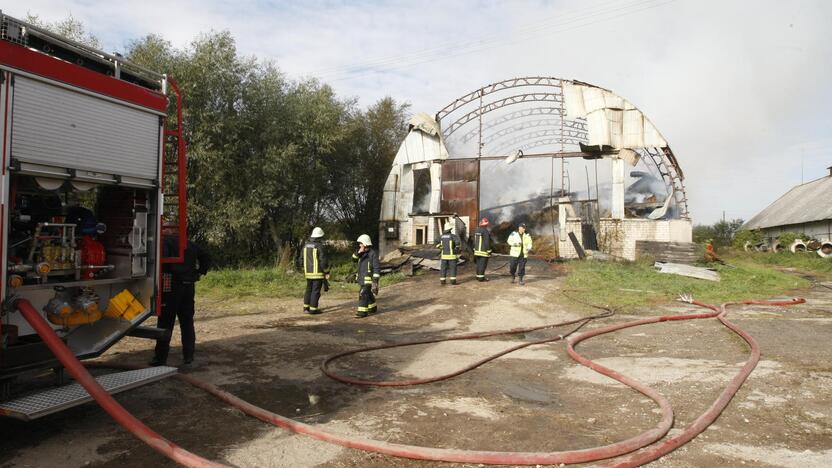 Klaipėdos rajone liepsnoja šieno prikrautas angaras