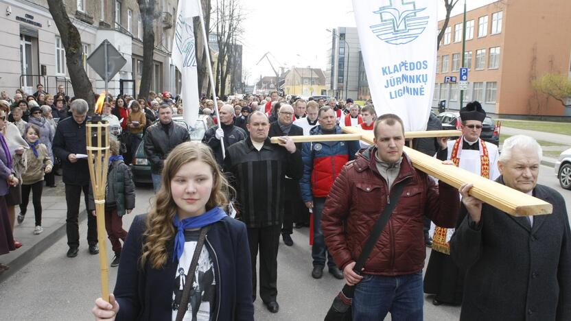 Klaipėdos tikintieji ėjo Kryžiaus kelią