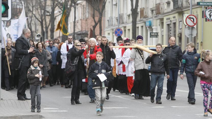 Klaipėdos tikintieji ėjo Kryžiaus kelią