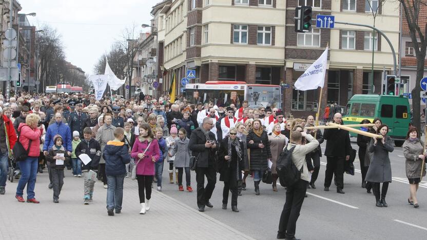 Klaipėdos tikintieji ėjo Kryžiaus kelią