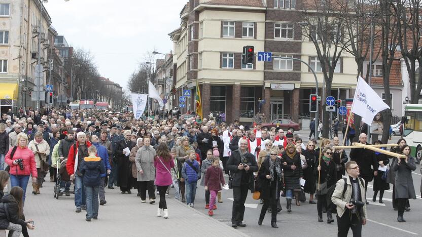 Klaipėdos tikintieji ėjo Kryžiaus kelią