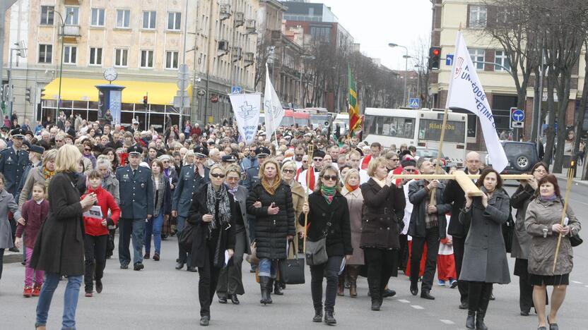 Klaipėdos tikintieji ėjo Kryžiaus kelią