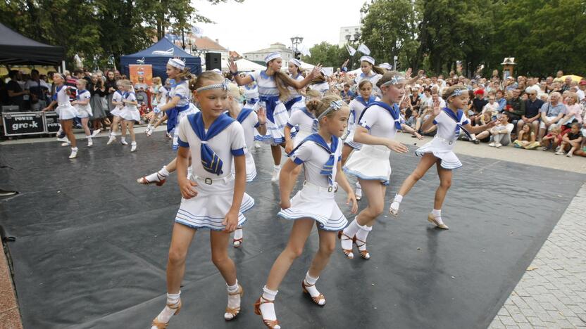 Uostamiestis skendi muzikos ir šokių garsuose