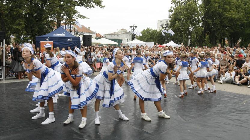 Uostamiestis skendi muzikos ir šokių garsuose