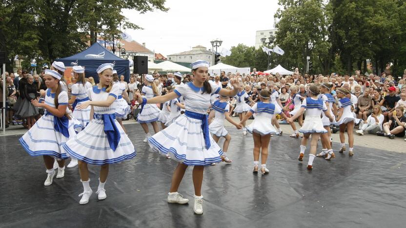 Uostamiestis skendi muzikos ir šokių garsuose