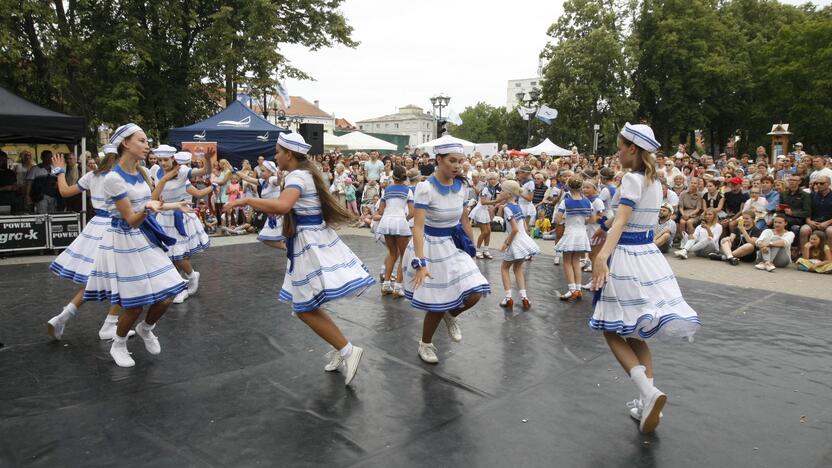 Uostamiestis skendi muzikos ir šokių garsuose